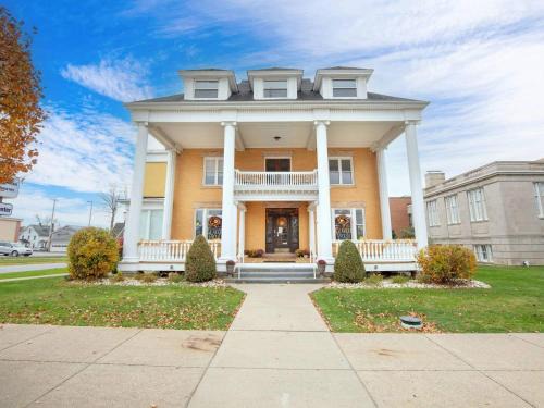 Clarion Haus | Mansion Pet-friendly Downtown