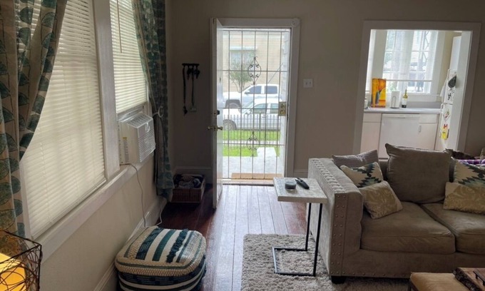 Touro Wohnung | Mardi Gras studio located on parade routes and two miles from Superdome!