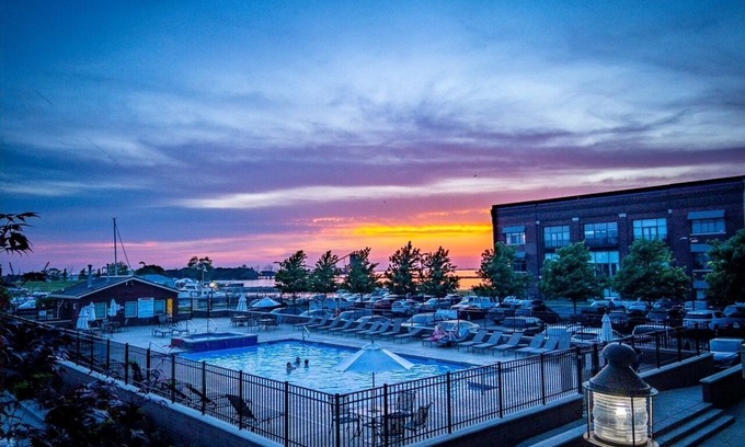 Sandusky Eigentumswohnung | Marina Sunsets Overlooking Chesapeake's Pool