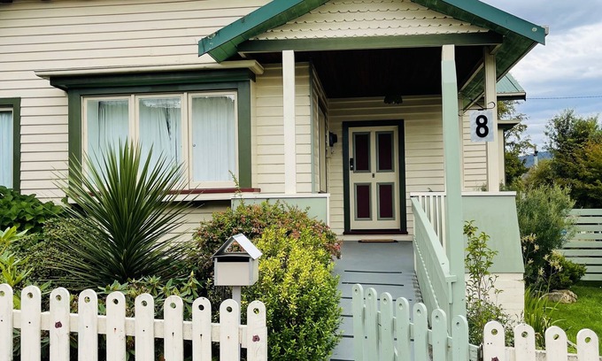 Franklin Haus | Mathinna House is a four bedroom heritage home in the heart of Franklin.
