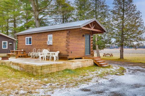 Mauston Wohnung | Mauston Studio Cabin about 15 Mi to Wisconsin Dells!