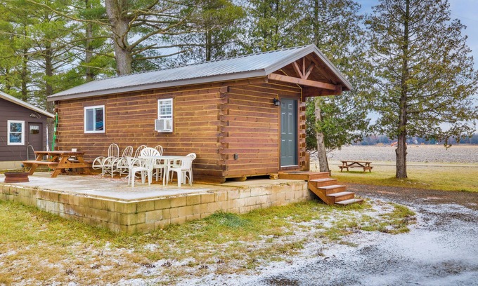 Mauston Wohnung | Mauston Studio Cabin ~ 15 Mi to Wisconsin Dells!