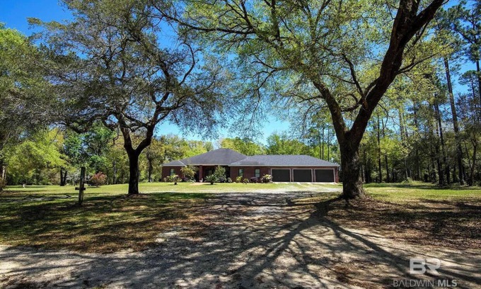 Elberta Haus | Maxinea's Hideway is a 6 Bedroom ground level home on 3 Acres in Elberta, AL