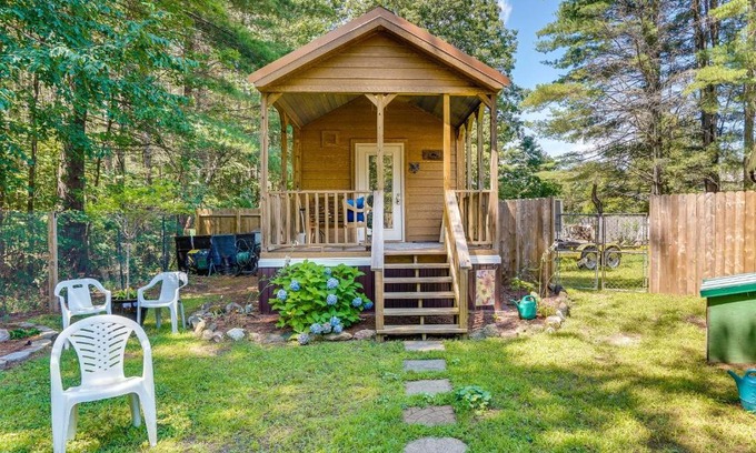 Mayfield Haus | Mayfield Tiny Home with Porch, Walk to Beaches!
