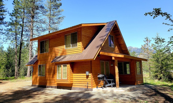 Winthrop Kabine | Das neu gebaute Mazama Mountain Hideaway wartet darauf, Ihr Basecamp zum Spaß zu sein!