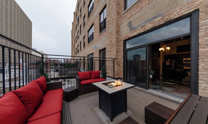 Near South Side Wohnung | McCormick Place Patio skyline unit with optional Parking for up to 6 people