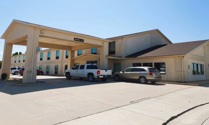 McPherson Hotel | McPherson Inn By OYO, I-135