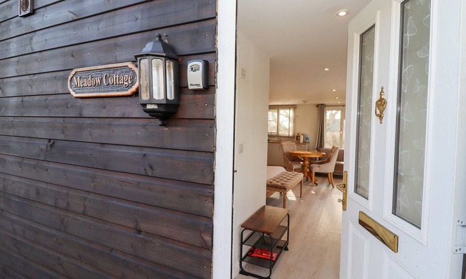 Blandford Saint Mary Haus | MEADOW, pet friendly, with hot tub in Blandford Forum