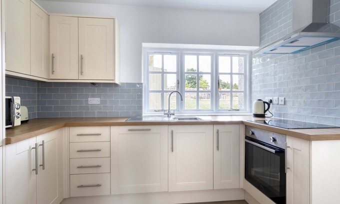 Coln St Aldwyns Hütte | Wiese Ansicht 2, Coln St. Aldwyns, Cotswolds - für 4 Gäste in 2 Schlafzimmern