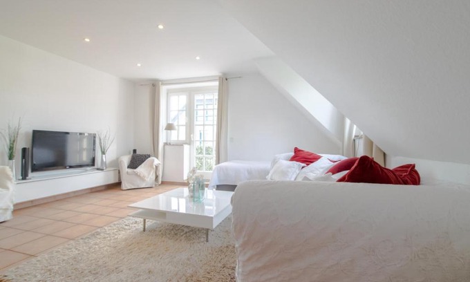 Buderich Wohnung | Meerbusch Apartments - 3 Room Apartment with Balcony - 20 Min Messe DUS