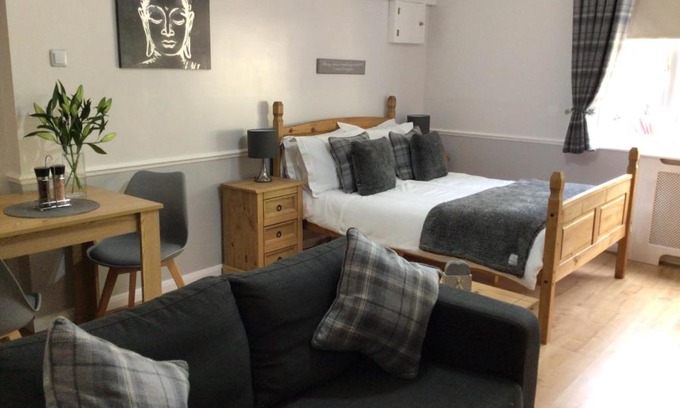 Moreton Bed & Breakfast | Meerkat Manor