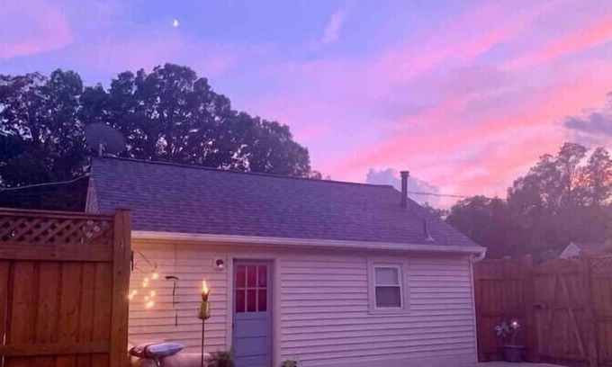 Lincolnia Hütte | Megan's Entire Cottage Studio Located 10 Minutes From D.C. With Private Parking