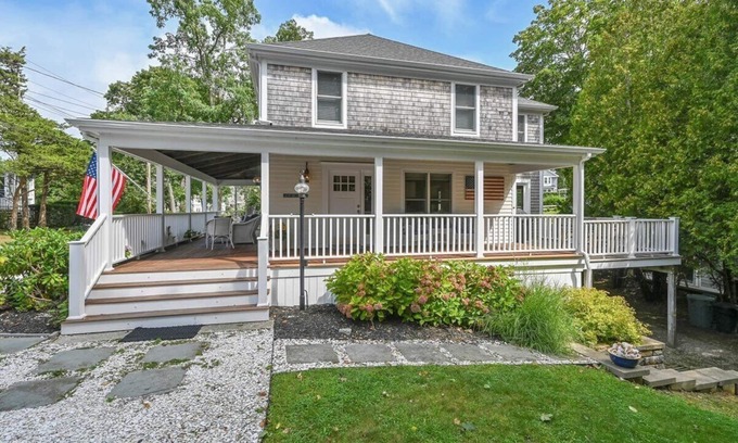 North Falmouth Hütte | Megansett Beach Retreat - steps from Cape Cod Beaches