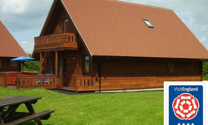 West Stour Skihütte | Melbury Chalet, a Scandinavian style chalet with own hot tub.