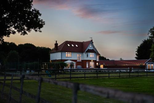 Herongate Haus | Merry Lakes - Luxury Lakeside Escape with Pool - Just 30 Minutes from London