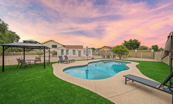 East Mesa Haus | Mesa Oasis 6BR Pool & Pickleball Sleeps 20