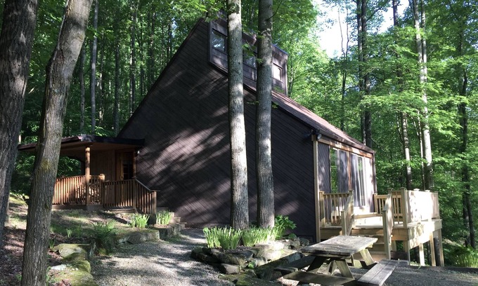 Stone Creek Kabine | Mid-century A-frame style cabin with lake views near the heart of Amish Country