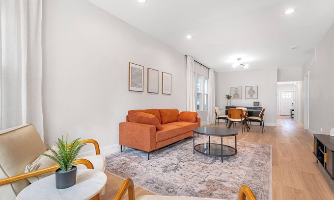 Avondale Wohnung | Mid-Century Gem in Avondale - 2BR - Office - Free Parking