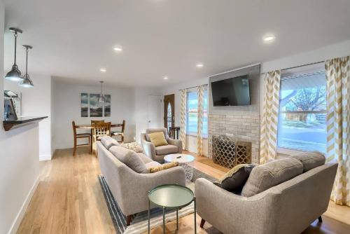Littleton Haus | Mid-mod Home 3 Baths 2 Living Rms Yard