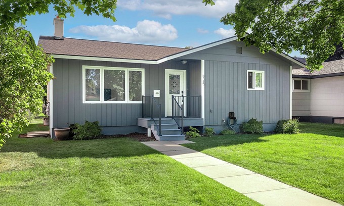 Kalispell Haus | Mid-Way on 3rd, Sleeps 10, Sauna and Firepit