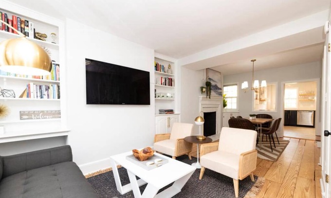 Historic District Haus | * Midcentury Modern Getaway * Prime Location *