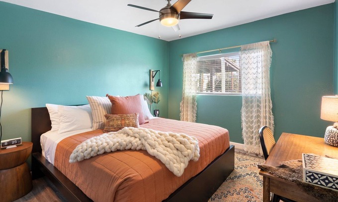 Maryvale Wohnung | Midtown Apt | Pool, Firepit & Style