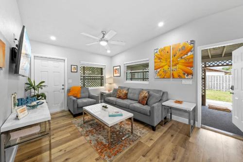 Cocoa Beach Wohnung | Midtown Cottage - In the heart of Cocoa Beach