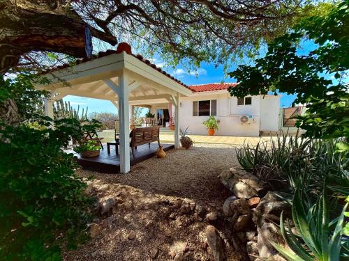 Sabana Liber Haus | Mila's Authentic Family Getaway Aruba