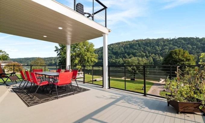Huey Haus | Millers Eddy House - Riverfront Near East Brady&Parker