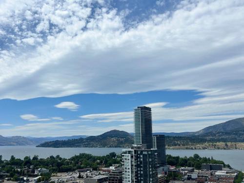 Downtown Kelowna Haus | Million-Dollar View 2 bedroom flat with access to 34th floor lounge in Downtown Kelowna