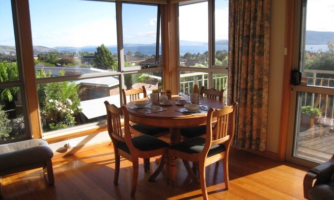 Howrah Wohnung | " Mimosa ".Excellent, private accommodation with breakfast provisions provided.