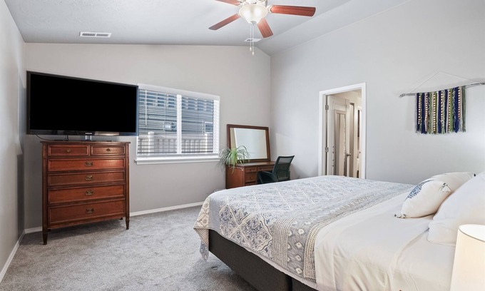 Caldwell Haus | Mindful Manor, Sleeps 8, BBQ, Covered Patio, K,Q,T