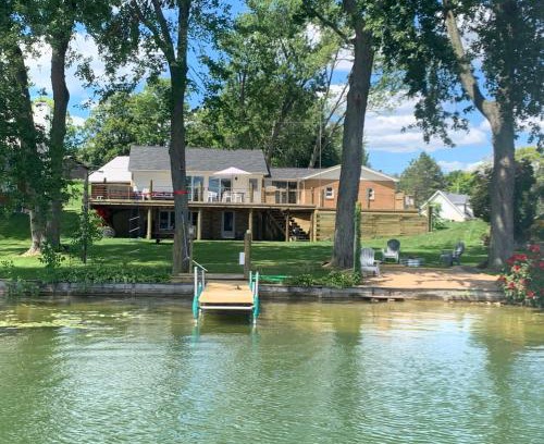 Bradley Haus | Miner Lake Lakefront Beach Cottage for Family Fun