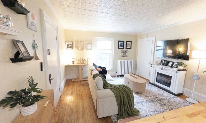 Skowhegan Wohnung | Minimal & Cozy Victorian Private Room in Downtown Skowhegan