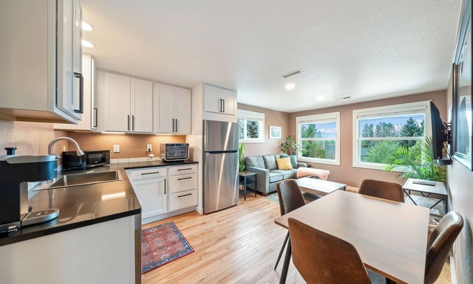 Sagewood Haus | Minutes to Mt. Bachelor & Lakes. Bonus sleep nook. Private fenced yard.