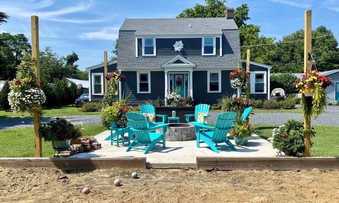 Kings Creek Landing Haus | Minutes to the BEACH! Boat friendly, fire pit, bocci & large yard for famly fun!