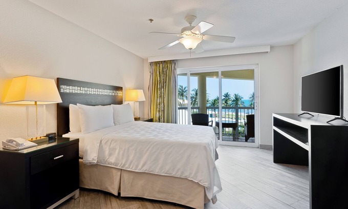 Crystal Harbour Wohnung | Minutes to Top-Rated Seven Mile Beach! 2 Relaxing Units, Pool, Beachfront!