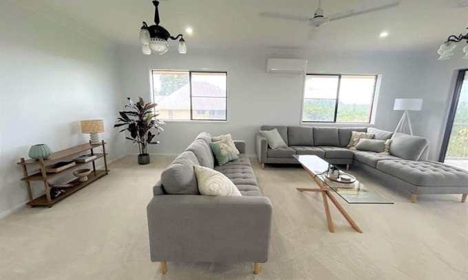 South Mission Haus | Mission Views - Stunning Dunk Island Views - 3 Bedroom Holiday Home
