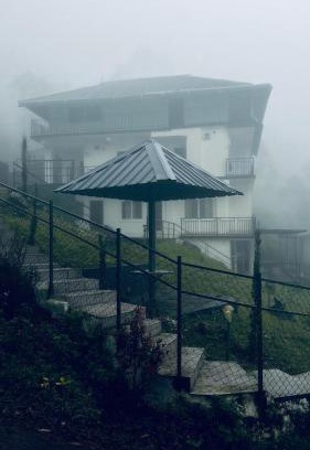 Devikolam Haus | Misty Cloud