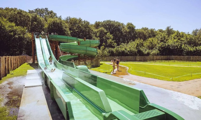 Kaatsheuvel Haus | Mobile-home | Comfort | 2 Bedrooms | Sleeps 4 | Raised terrace | A/C