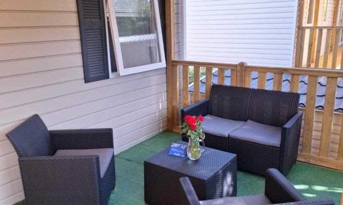 La Cote Radieuse Wohnmobilvermietung | Mobilheim 'Mobil-home Camping Mar Estang' mit Blick auf den See, Gemeinschaftspool und Klimaanlage