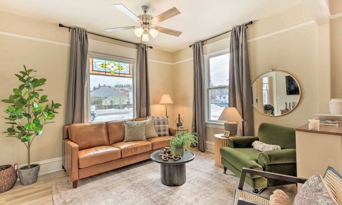 Red Lodge Hütte | Mod Style home with Private Hot Tub in the heart of Red Lodge