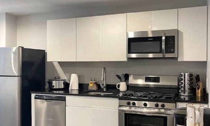 Albany Wohnung | ★MODERN 1BR Apt w/ PRIVATE deck! W/D★