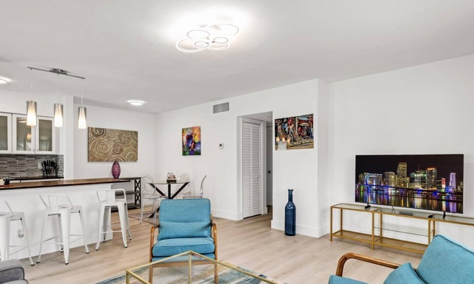 Croissant Park Eigentumswohnung | Modern 2/1 rent near Las Olas Fort Lauderdale