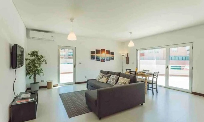 Leiria Wohnung | Modern, 2 bed apartment near the beach