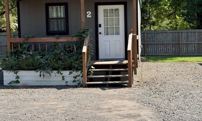 Plainview Kabine | Modern 2 bed cabin 2 miles from Lake Nimrod and within 30 mins of 4 state parks