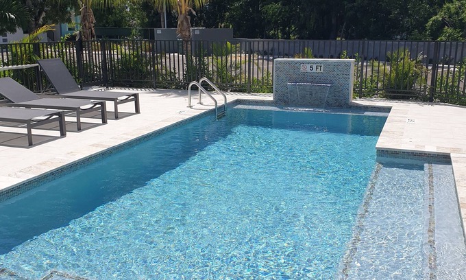 West Bay Wohnung | Modern 2 Bed walking distance to the beach
