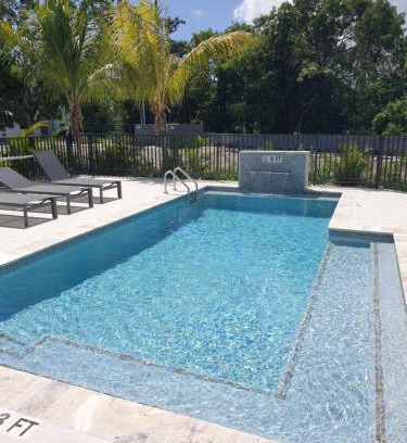 West Bay Wohnung | Modern 2 bedroom walking distance to the beach!
