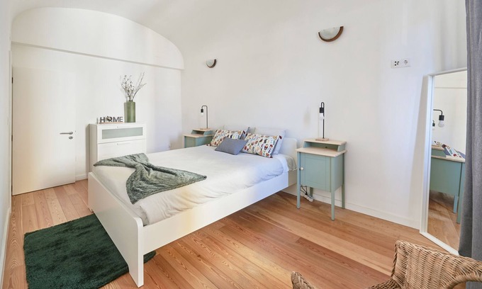 Evora Haus | Modern 2 BR Near Praça do Giraldo w/ balcony