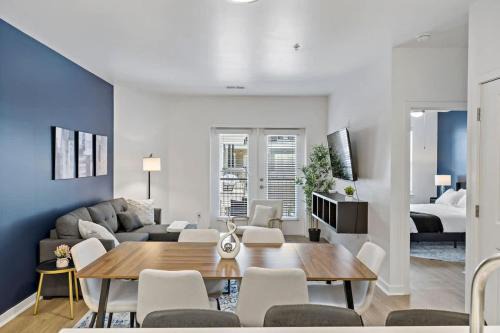 Cherry Wohnung | Modern 2BD - 5 Min DT, Gym, Parking, W-D - Sleeps 12